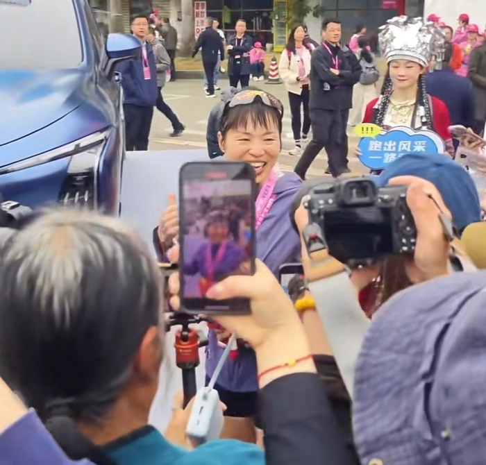 口碑反转！张水花辞职88天直播30场 500万人围观 粉丝18万|张水华|马拉松|柳州|奖金|冠军_新浪体育_新浪新闻
