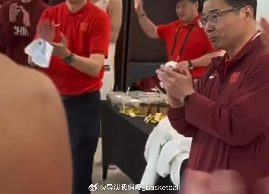开云体育平台-谁注意到，赛后一官员在中国队更衣室哭得像小孩，郭导抱着他安抚