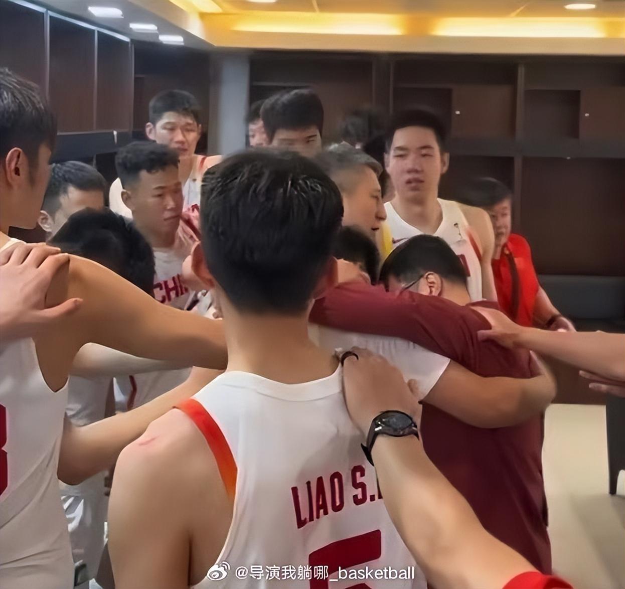 开云体育平台-谁注意到，赛后一官员在中国队更衣室哭得像小孩，郭导抱着他安抚